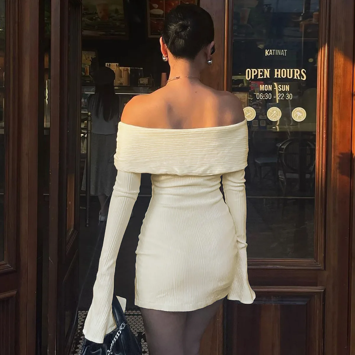 Женское мини-платье с бантом открытыми плечами и длинным рукавом