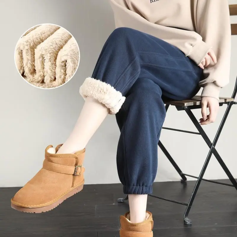 

Зимние трендовые брюки, женские теплые бархатные утепленные брюки оверсайз из ягненка, свободные эластичные уличные повседневные спортивн...