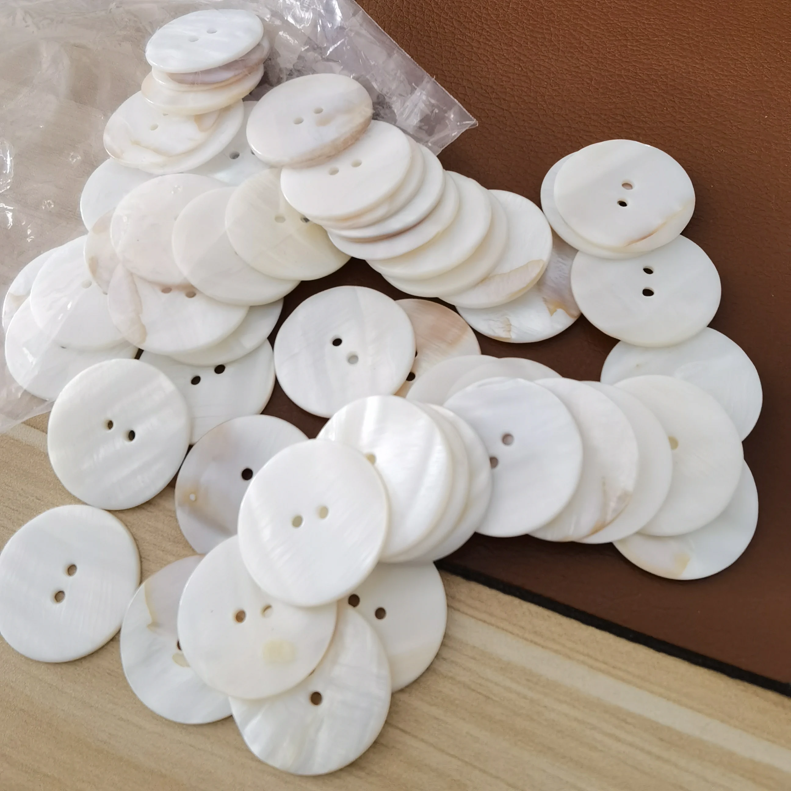 Швабра с перламутром круглая из натуральной ракушки белая 2 и 4 отверстиями