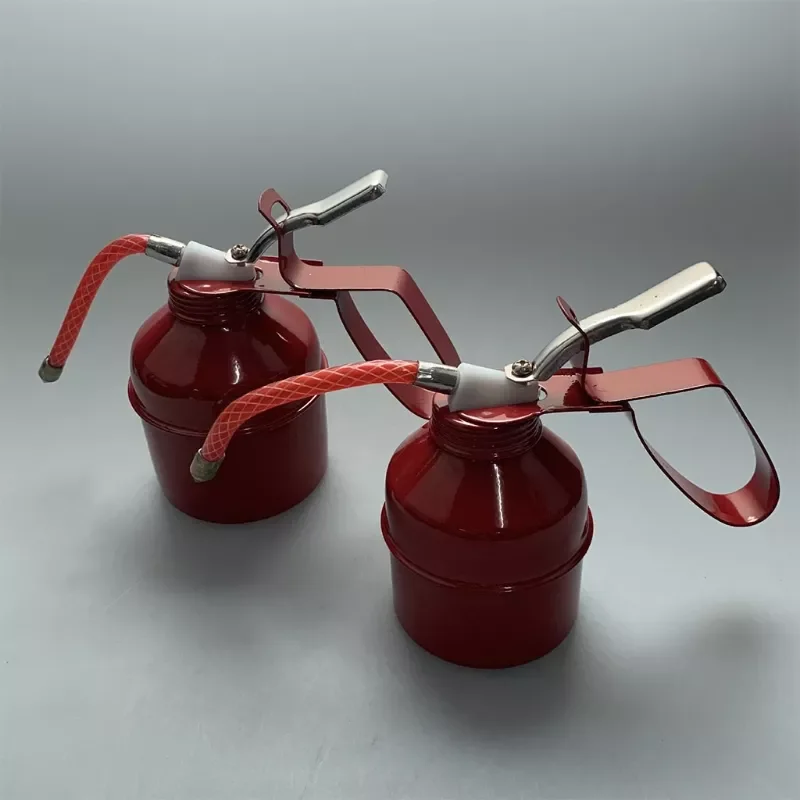 

Oil Can High Pressure Pistols Corrosion Resistant 300/500ml Hand Oil Can Oil Injector with 125/130mm Hose A5KD
