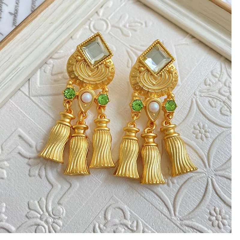 

Винтажные серьги с длинной кисточкой и репродукцией под старину