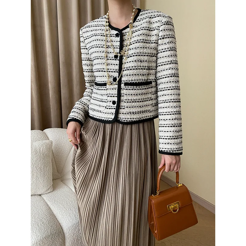 Рисунок 2 - Женское короткое пальто в контрастную полоску