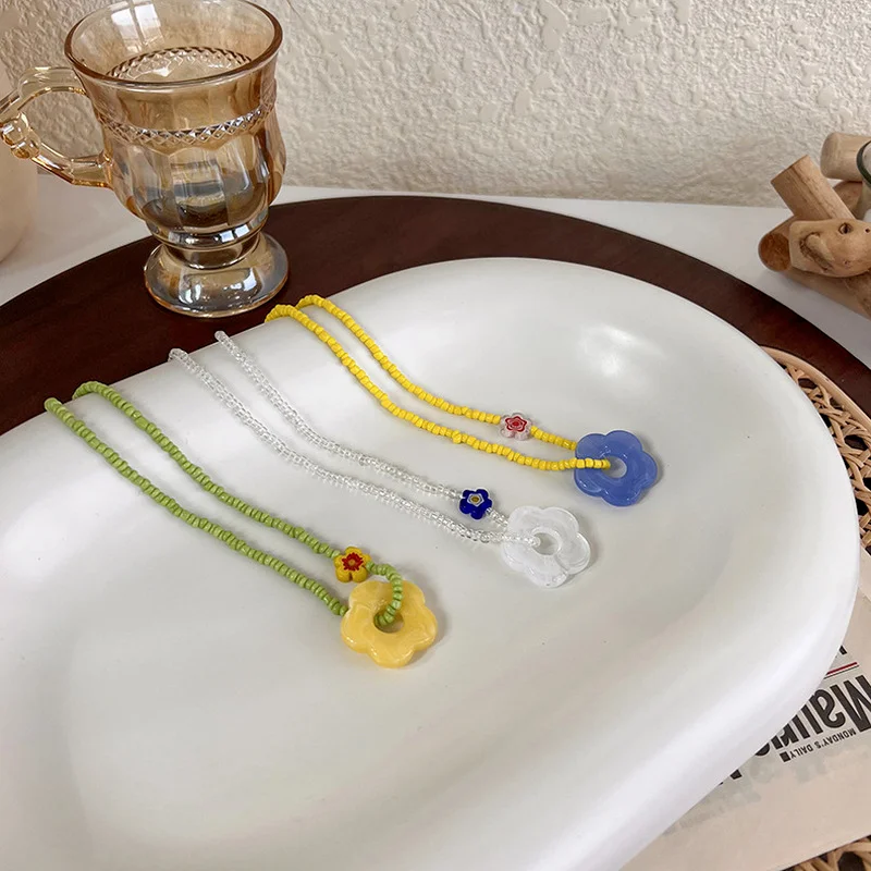 

Trendy Multi Coloured Crystal Beaded Chokers Necklaces for Women Lady White Blue Yellow Arcylic Flower Pendant Necklace Gifts