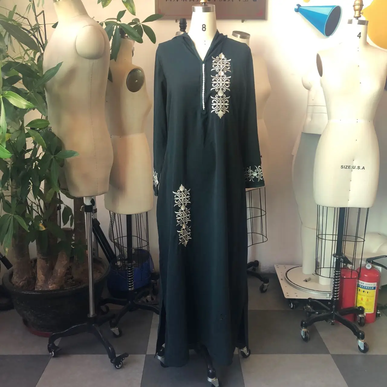 Женское платье-кафтан с цветочной вышивкой длинным рукавом | Тематическая одежда