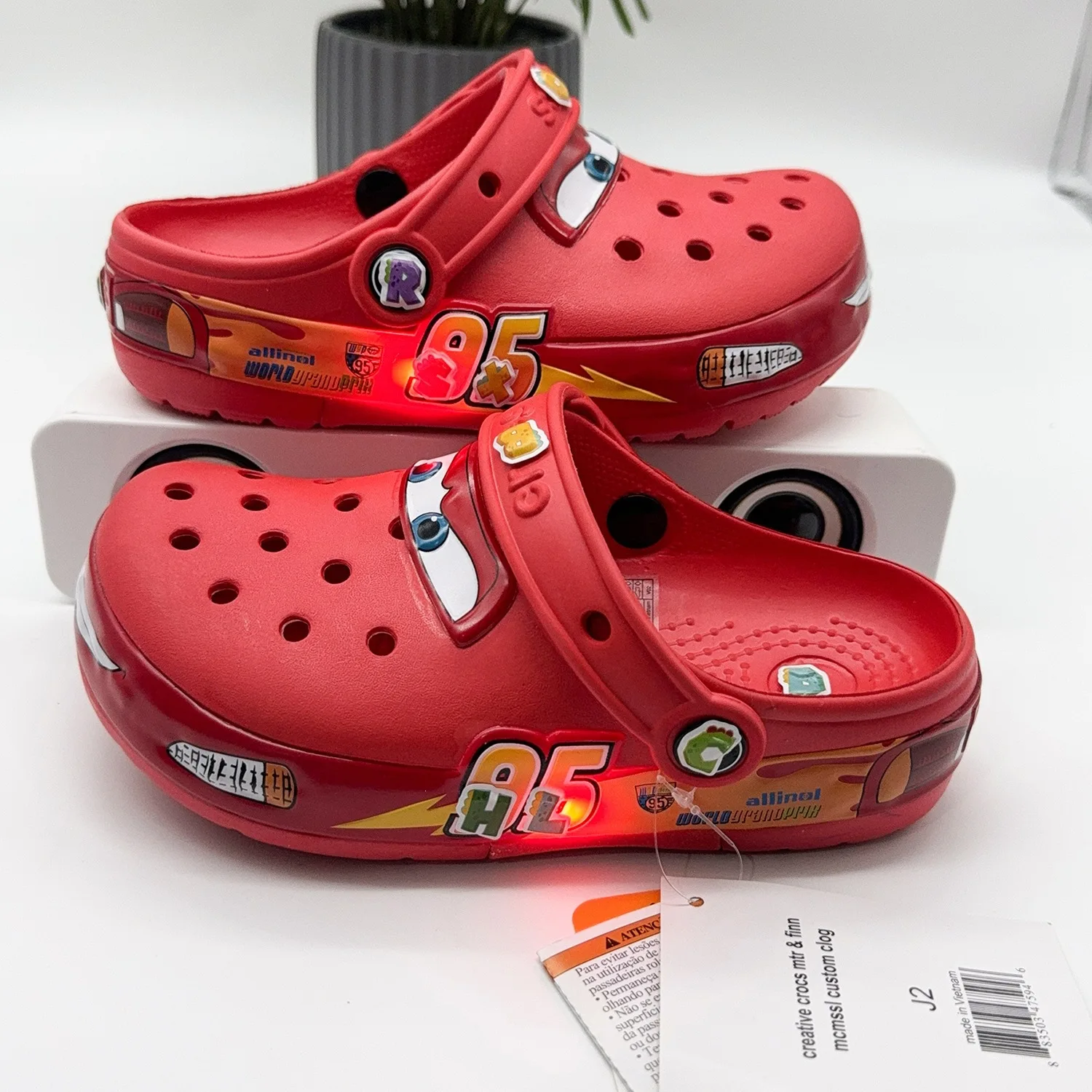 Детские светящиеся сабо с изображением Лайтнинг Маккуин, мультяшные шлепанцы с отверстиями, нескользящие пляжные сандалии для мальчиков, летние светящиеся тапочки, подарок (art.: 3920dc8df0b53) - 3920dc8df0b53