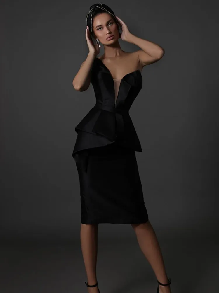 

Женское облегающее платье миди на одно плечо, с оборками