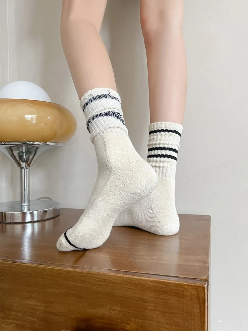 Simple Fashion Sports Cotton Socks Lots 4 Pairs Casual New High Quality Striped Black White Winter Cotton Thick Socks for Women