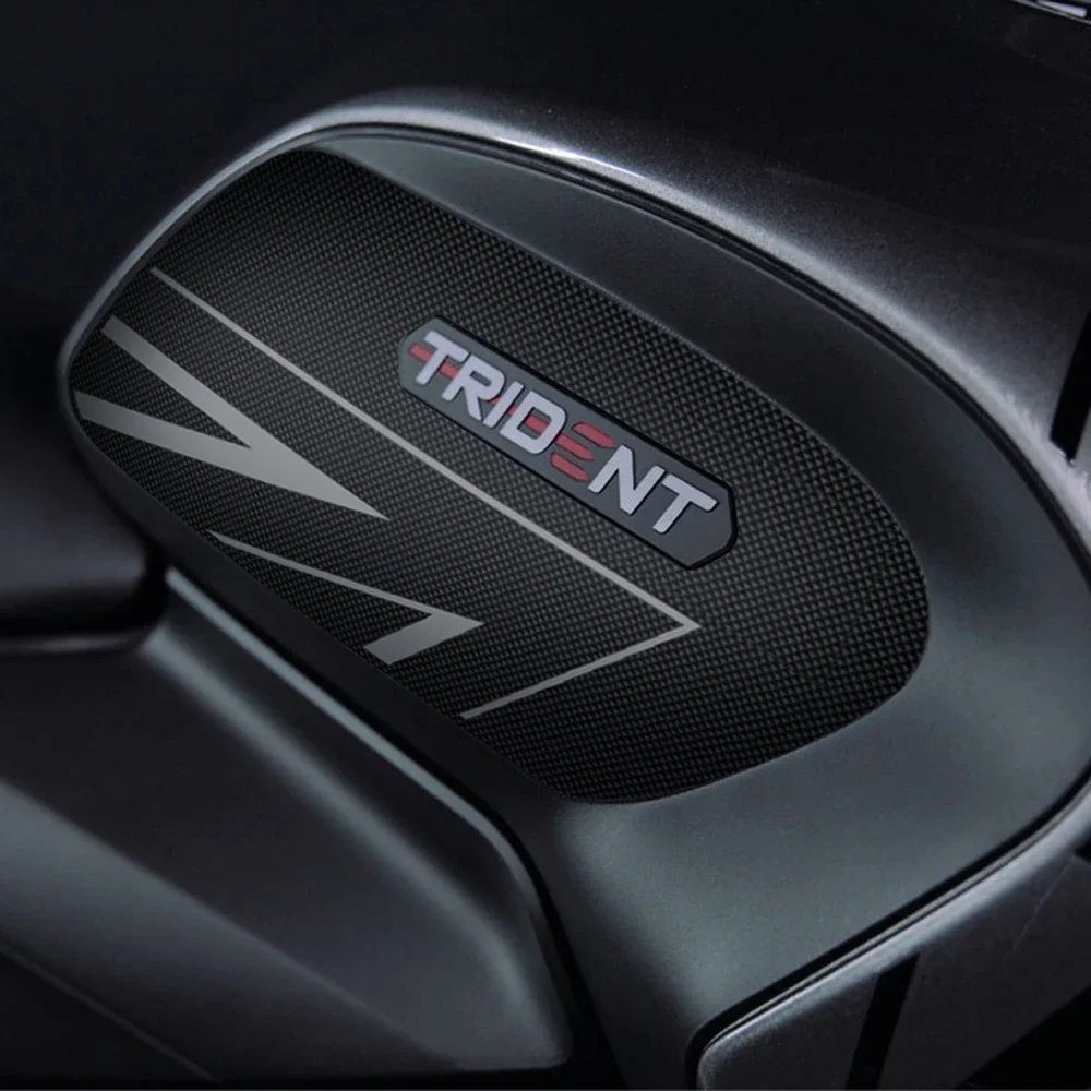 Защитный наколенник для бокового бака мотоцикла Triumph Trident 660 2021-2023