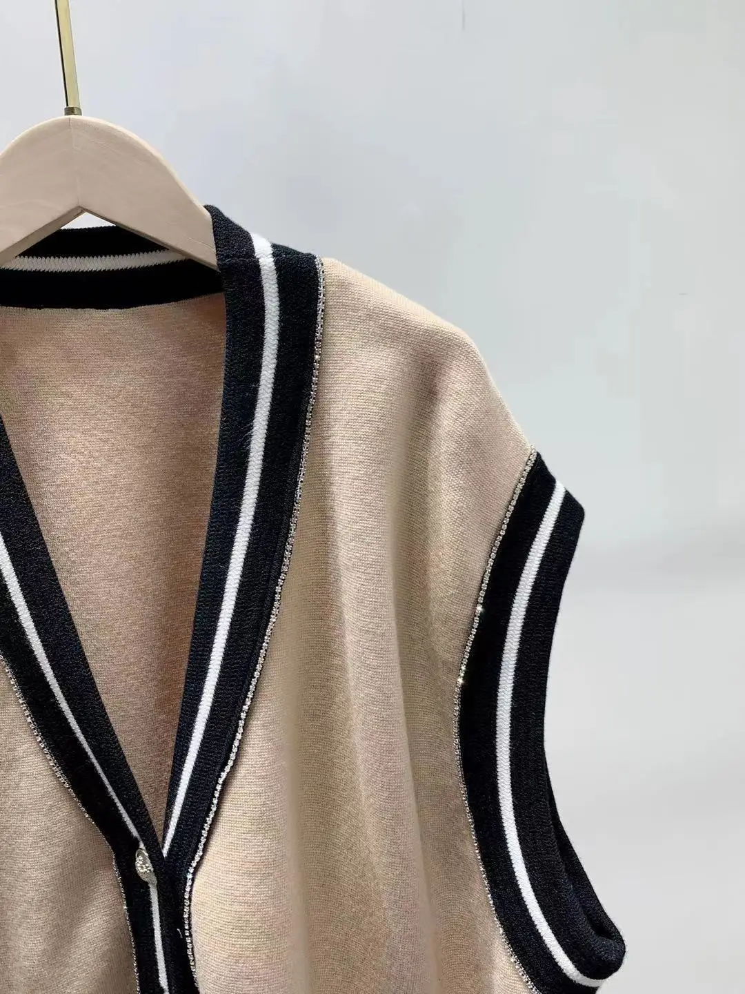 

Women V-neck Knitted Cardigan Striped Side Sleeveless Single Breasted with Metal Buttons Sweater Knitwear Cardigans Outwear Tops