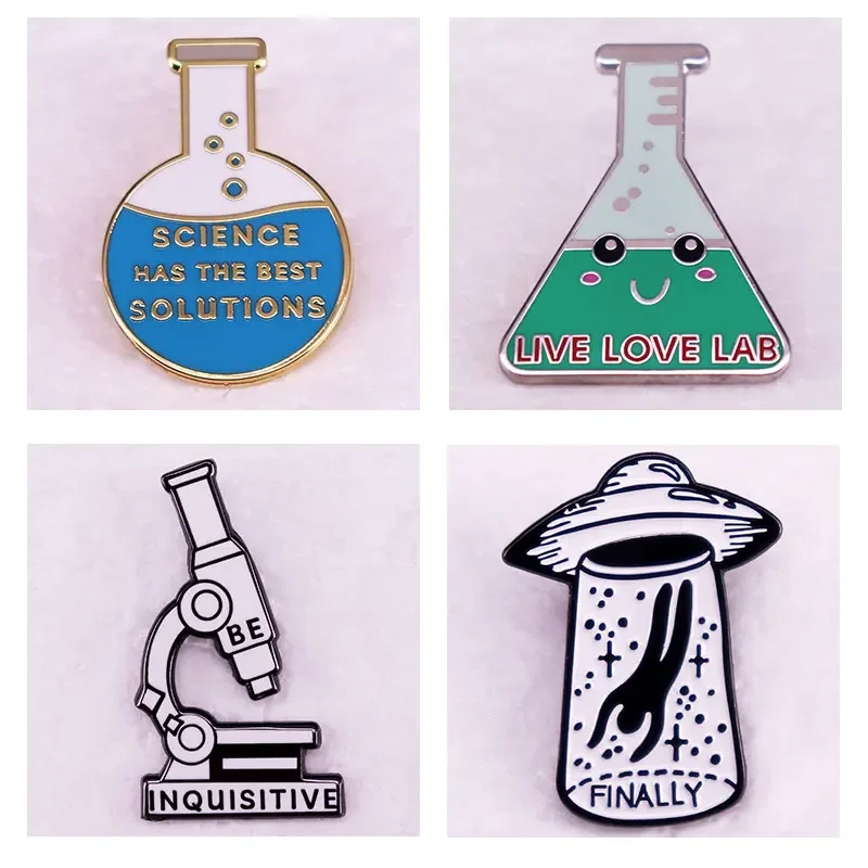 Эмалированная колба Erlenmeyer в мультяшном стиле с надписью Live Love Lab