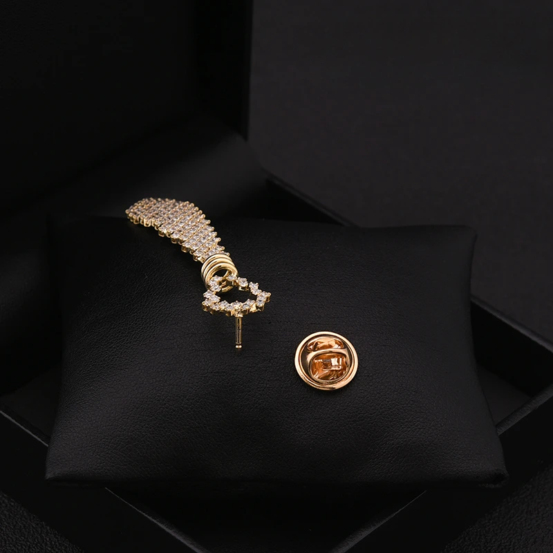 Creative Tie Shape Small Brooch Women's Sweater Cardigan Fixing Buckle Neckline Anti-Exposure Pin Jewelry Men Badge Accessories