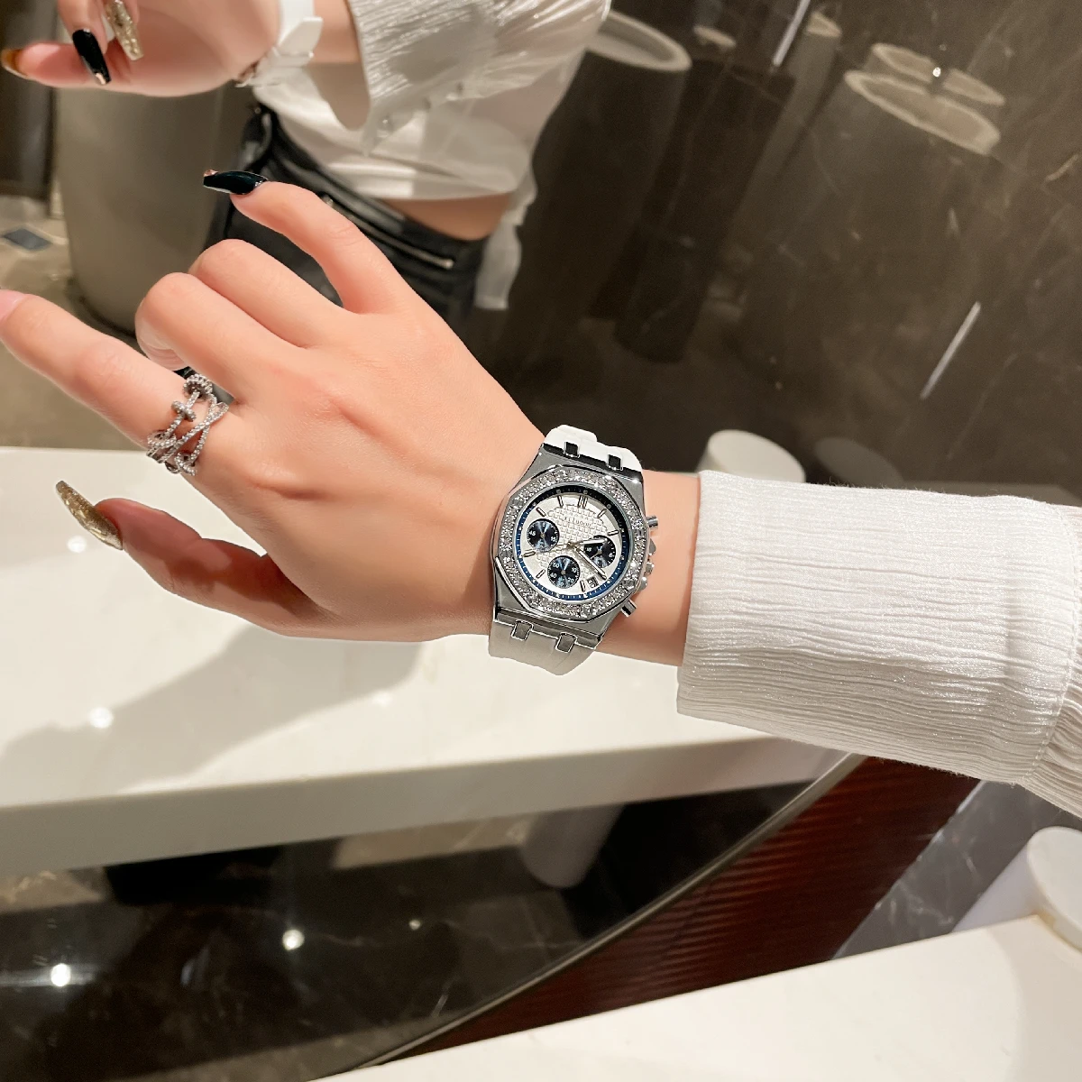 Часы женские кварцевые с большим циферблатом