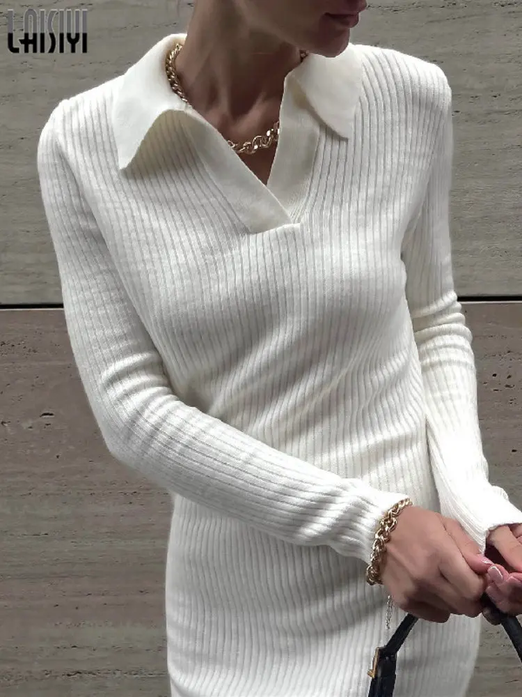 

Женское трикотажное платье с длинным рукавом и отложным воротником