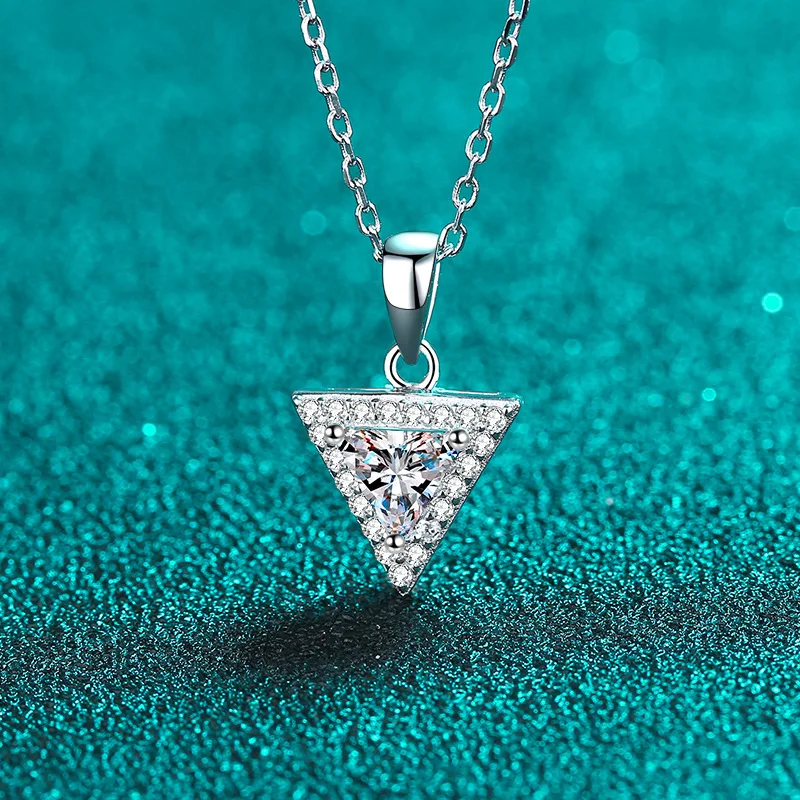 

The New Pendant Necklace 925 Sterling Silver for Women Triangle Moissanite Stone Group Clavicle Chain Plated PT950 Gold Jewelry