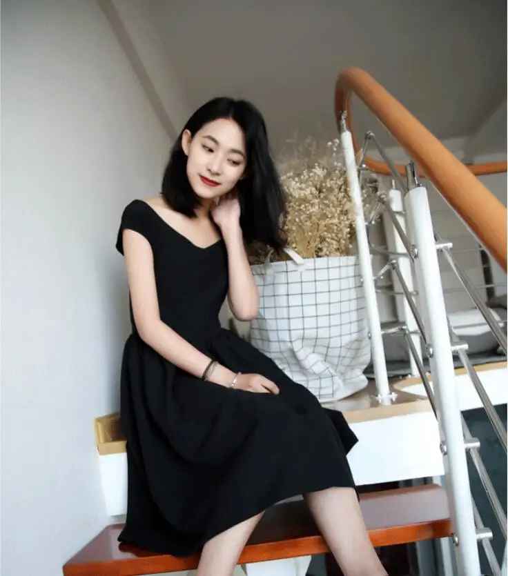 Винтажное платье в стиле Хепберн 50-60-х годов черное с коротким рукавом V-образным