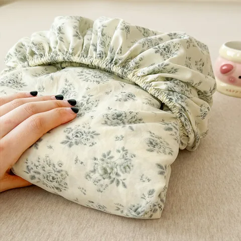 Детская кроватка с принтом, комплект постельного белья