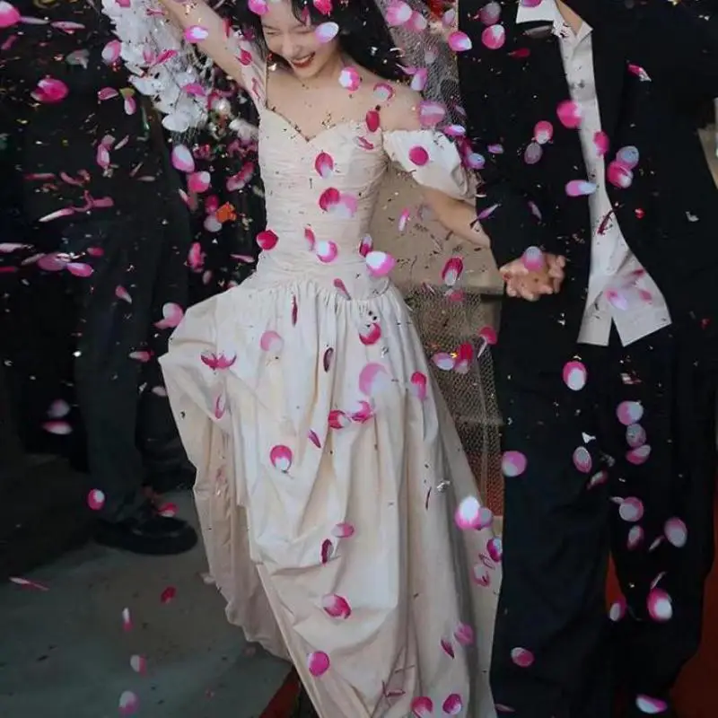 Элегантное свадебное платье с вырезом лодочкой и небольшим шлейфом. Новые модные