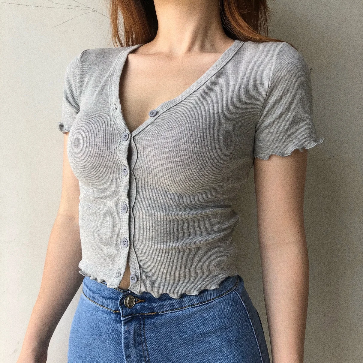 Облегающая футболка в европейском и американском стиле с V-образным вырезом