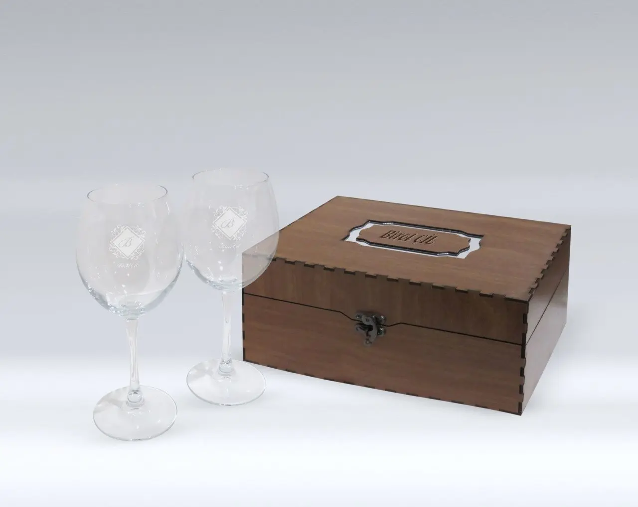 

Изготовленный по индивидуальному заказу в деревянной коробке, подарочный набор из двух бокалов для вина