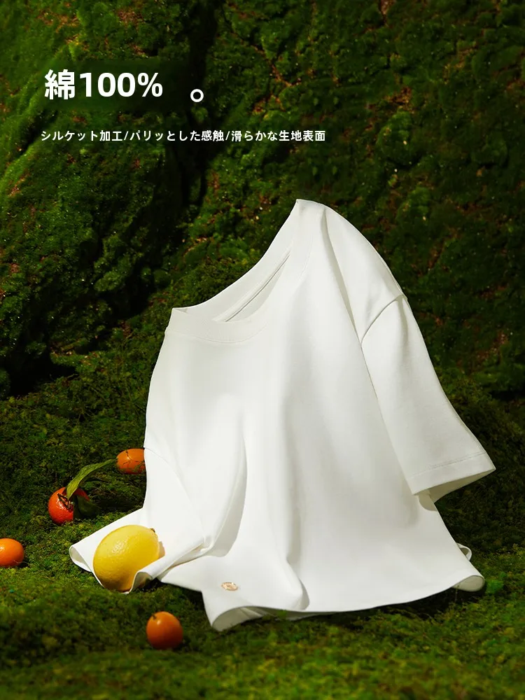 Маленькая хлопковая коробочка с золотыми пуговицами на плечах и круглым вырезом