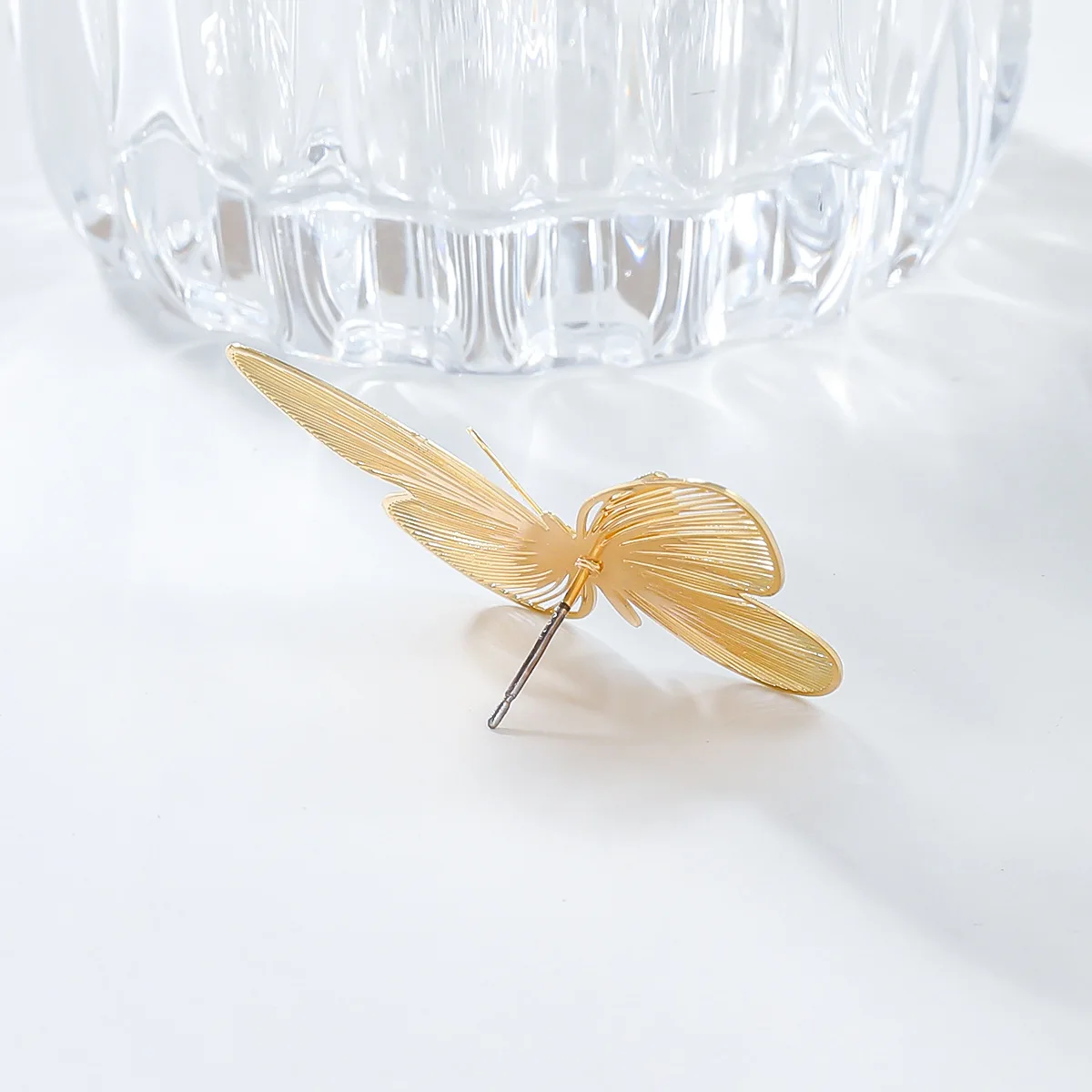 Женские металлические серьги в виде бабочек