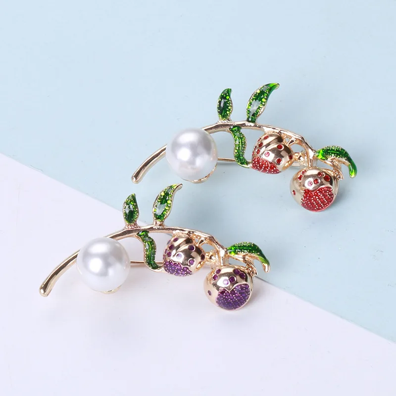 

Temperament Green Leaves Wind Chimes Pearl Brooches Trendy Drip Oil Enamel Craft Female Suit Dress Shirt Pins Corsage Jewelry
