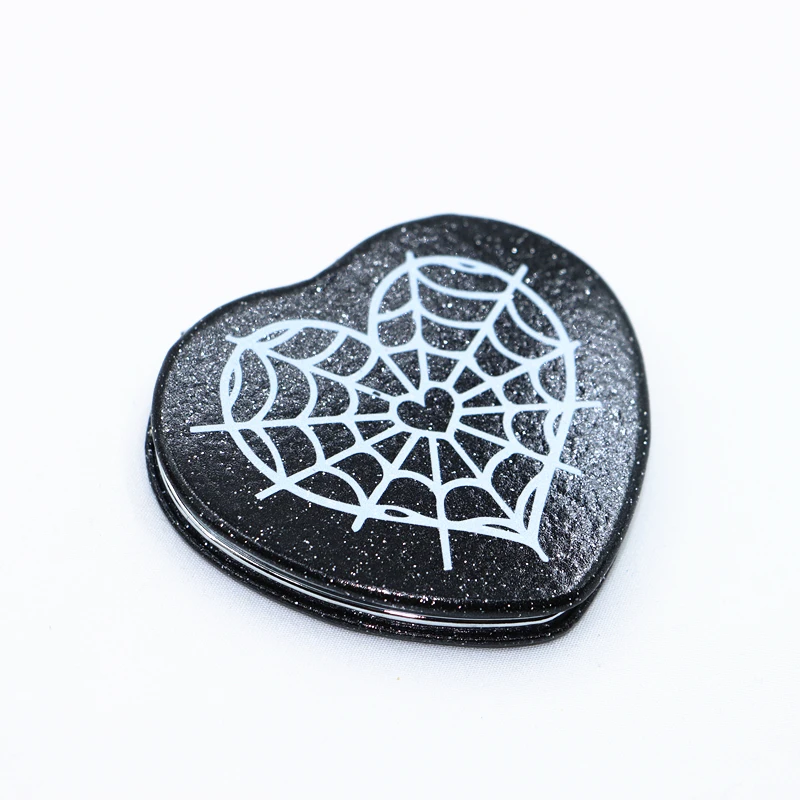 

Компактное зеркало с паутиной «Черное сердце», готические аксессуары для косметички или готический подарок для нее