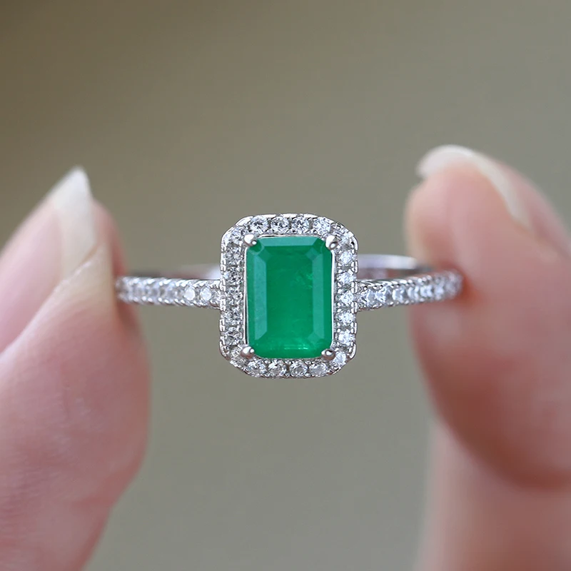 Женское прямоугольное кольцо из серебра 925 пробы с изумрудом и сапфиром