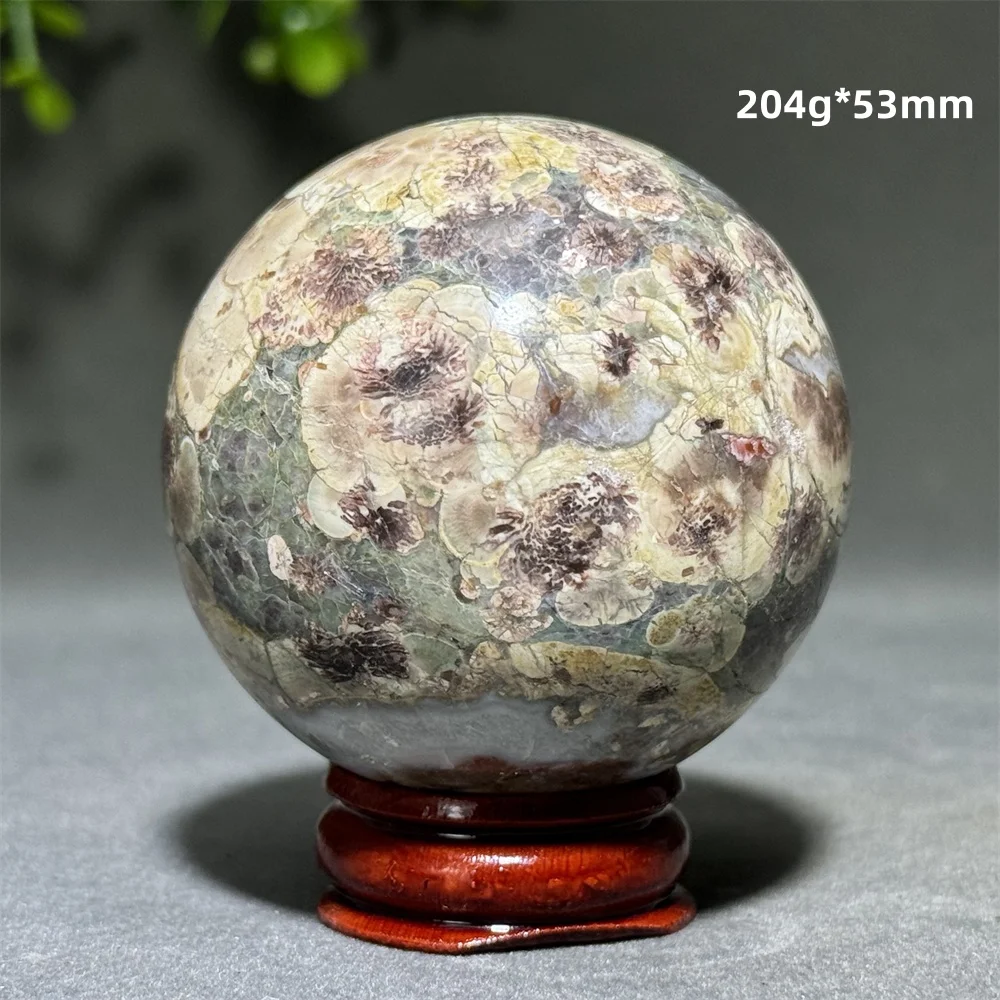 

Зеленый каменный шар с цветком вишни