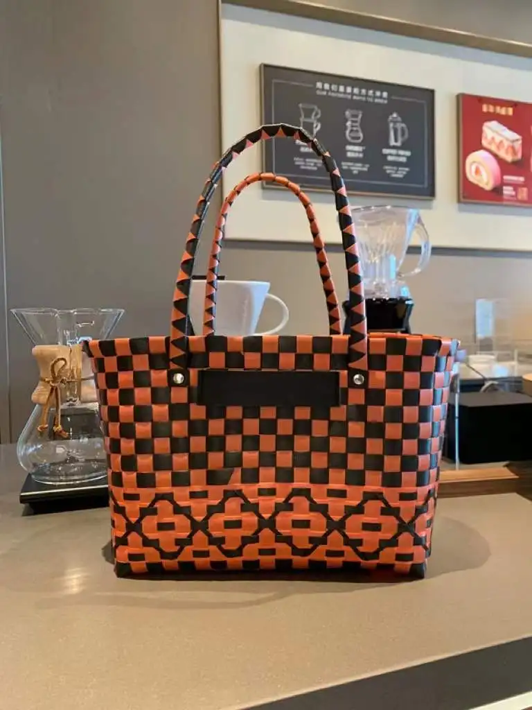 

2022 New Hand-Woven Vegetable Basket Picnic Basket Shopping Bag Bucket Bag Women's Beach Bag
