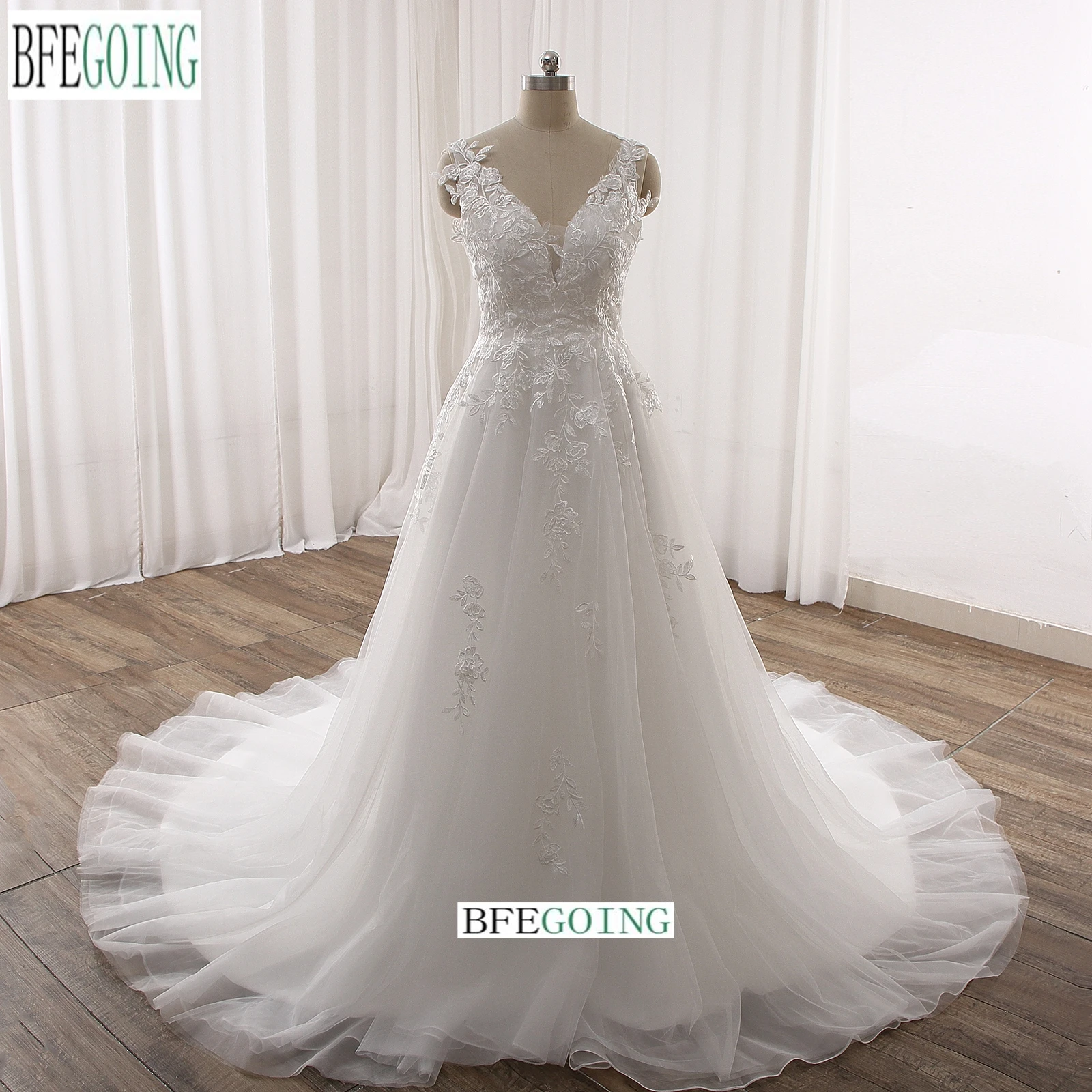 

Белое кружевное свадебное платье-трапеция с аппликацией и шлейфом