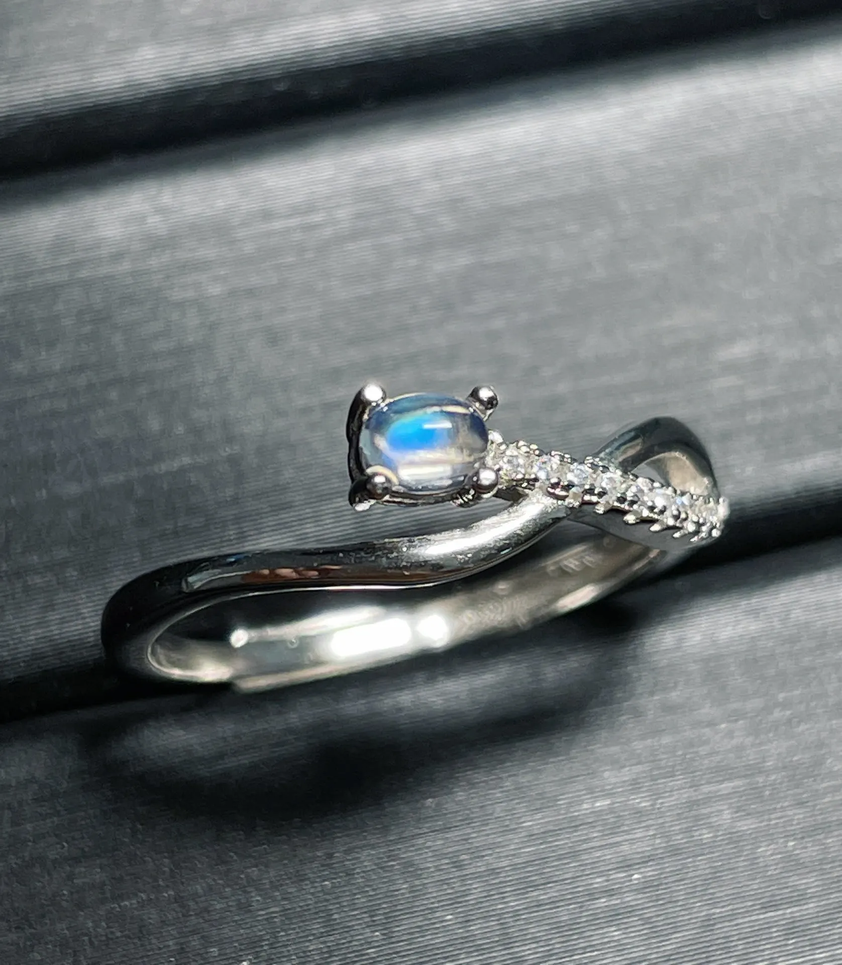 

Новинка, кольцо из серебра S925 пробы с натуральным индийским лунным свечением, изысканное неправильное открытое дизайнерское кольцо без оптимизированного основного камня