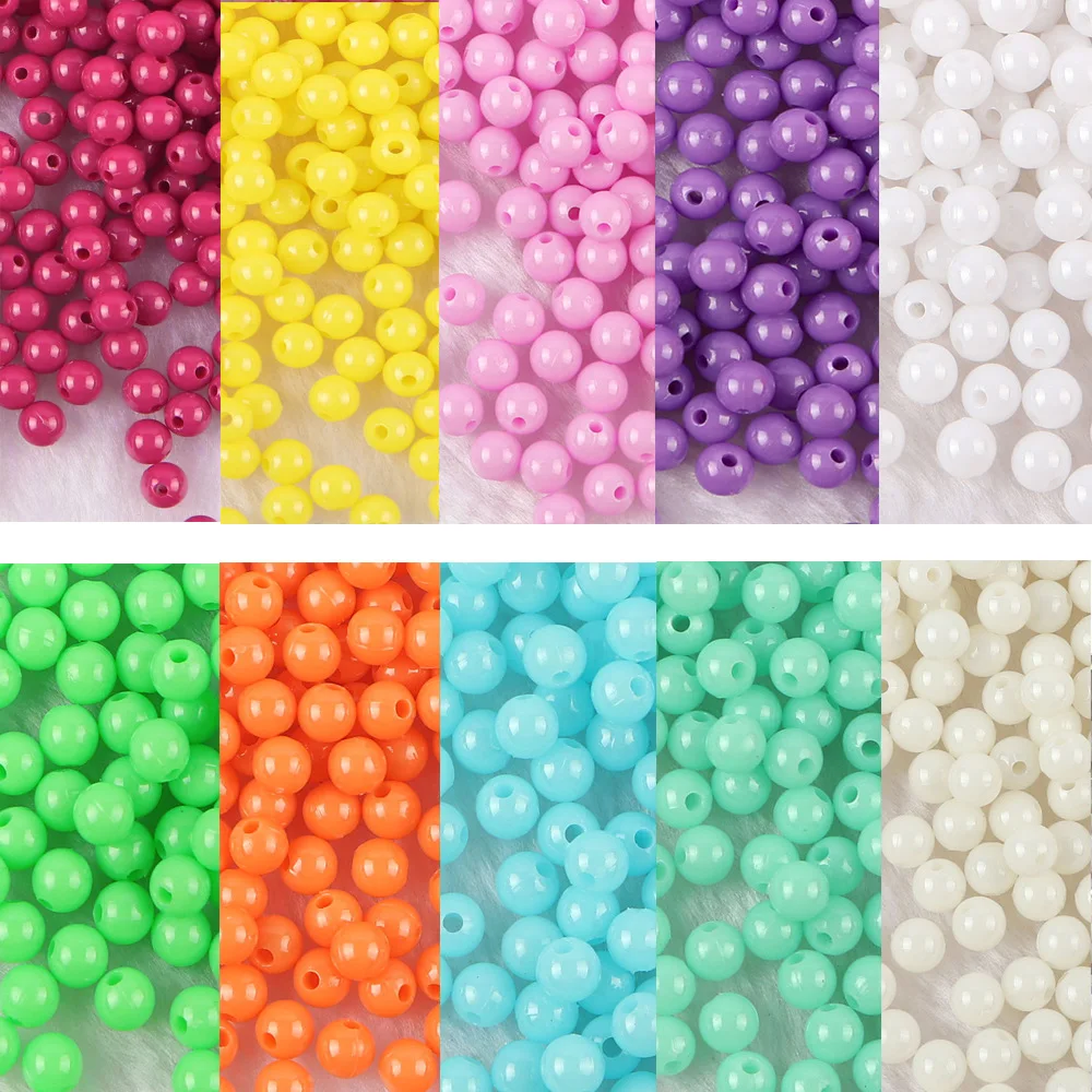 пластиковые бусины. вайлдберриз бусины для рукоделия. вайлдберриз бусины для рукоделия. бусины в руках. разноцветные бусинки.