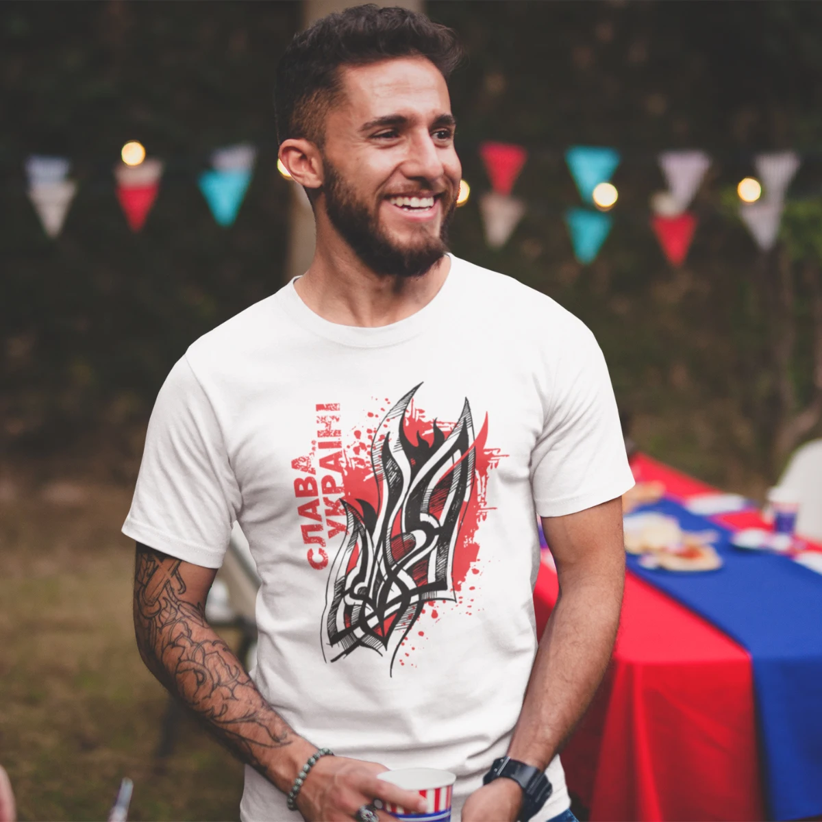 Слава Украине. Футболка с изображением украинского флага Футболки коротким