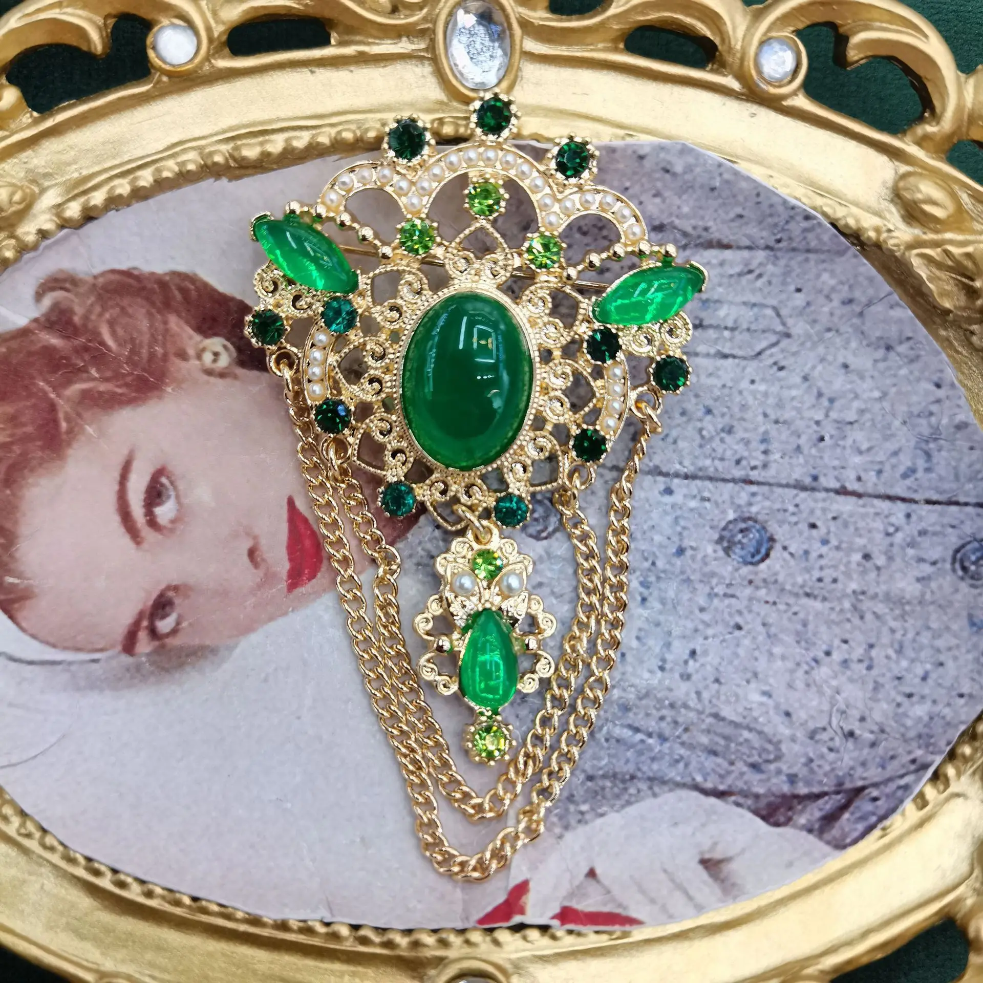 

New Vintage Gorgeous Baroque Court Crown Brooch Luxury Rhinestone Pearl Inlaid Double Chain Tassel Lapel Pins Coat Accessories