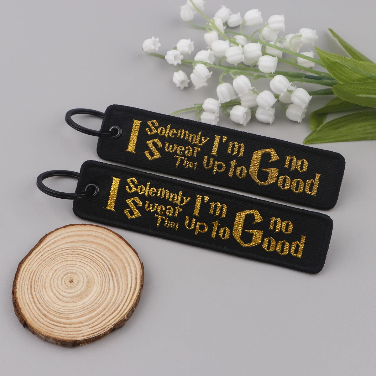 Брелок для ключей с вышивкой автомобиля