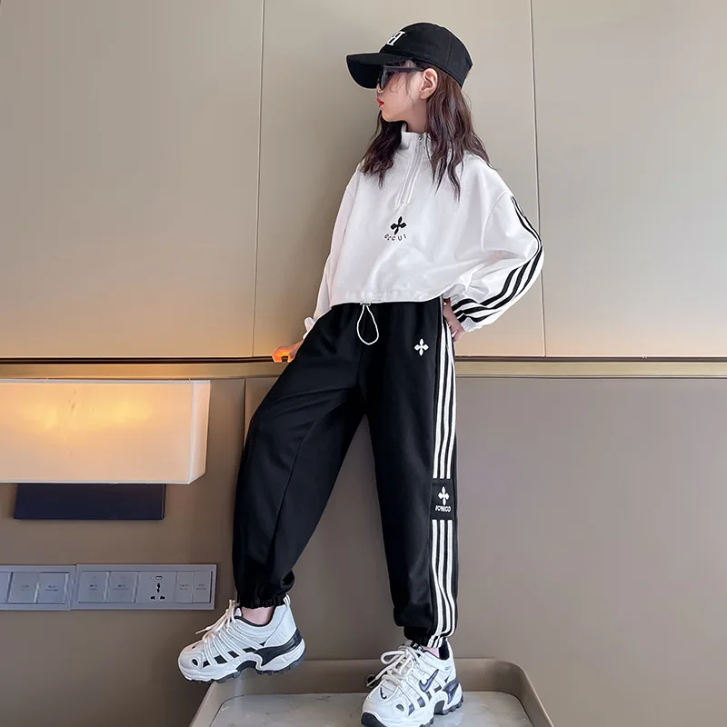 

Демисезонный укороченный спортивный костюм на молнии для девочек 4-14 лет