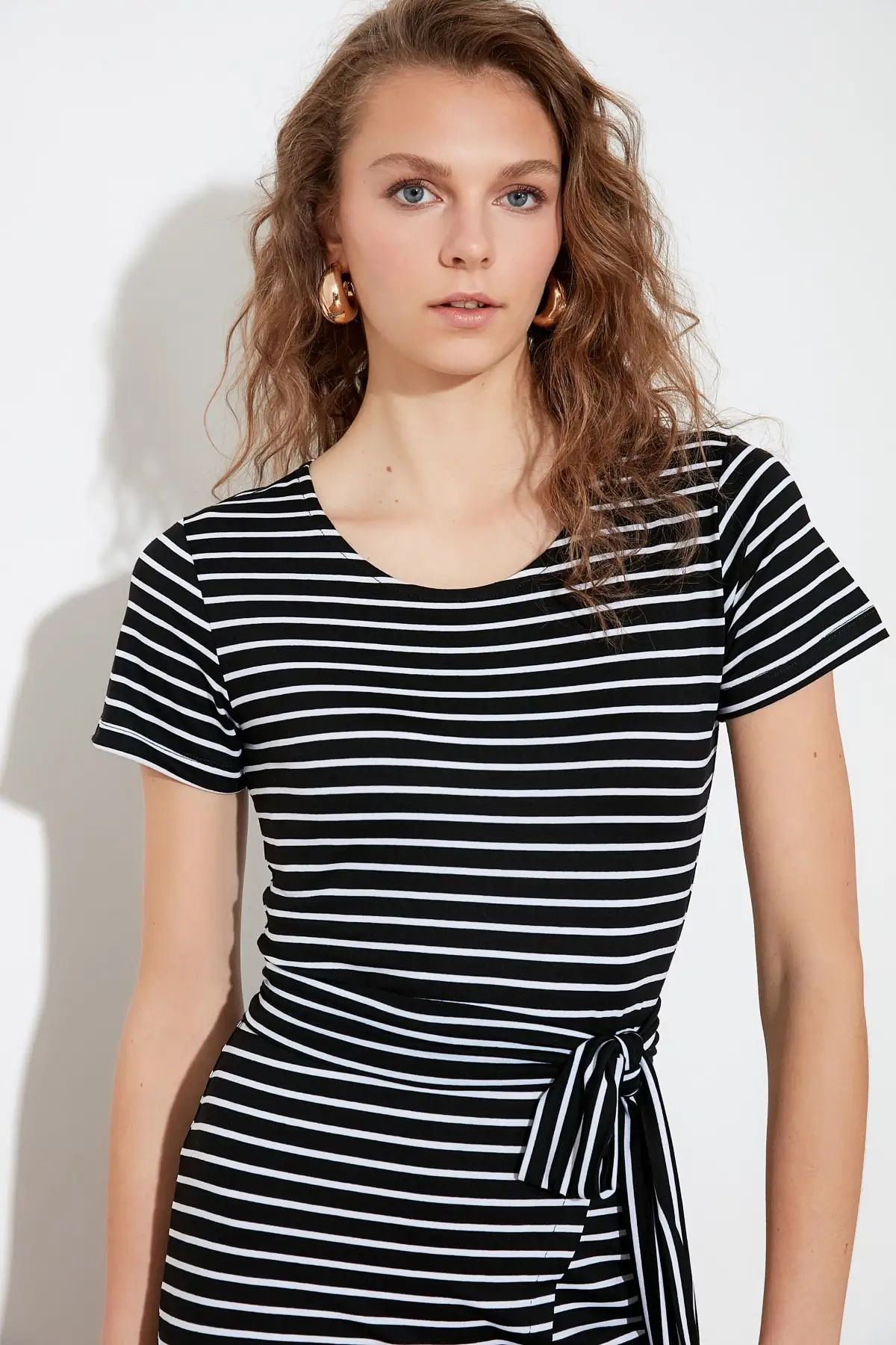 Темно-синее трикотажное платье в полоску | Женская одежда