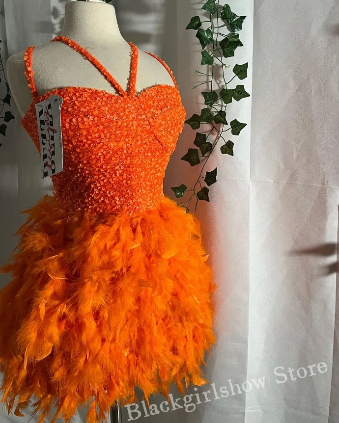 Женское коктейльное платье с блестками и перьями оранжевое для выпускного