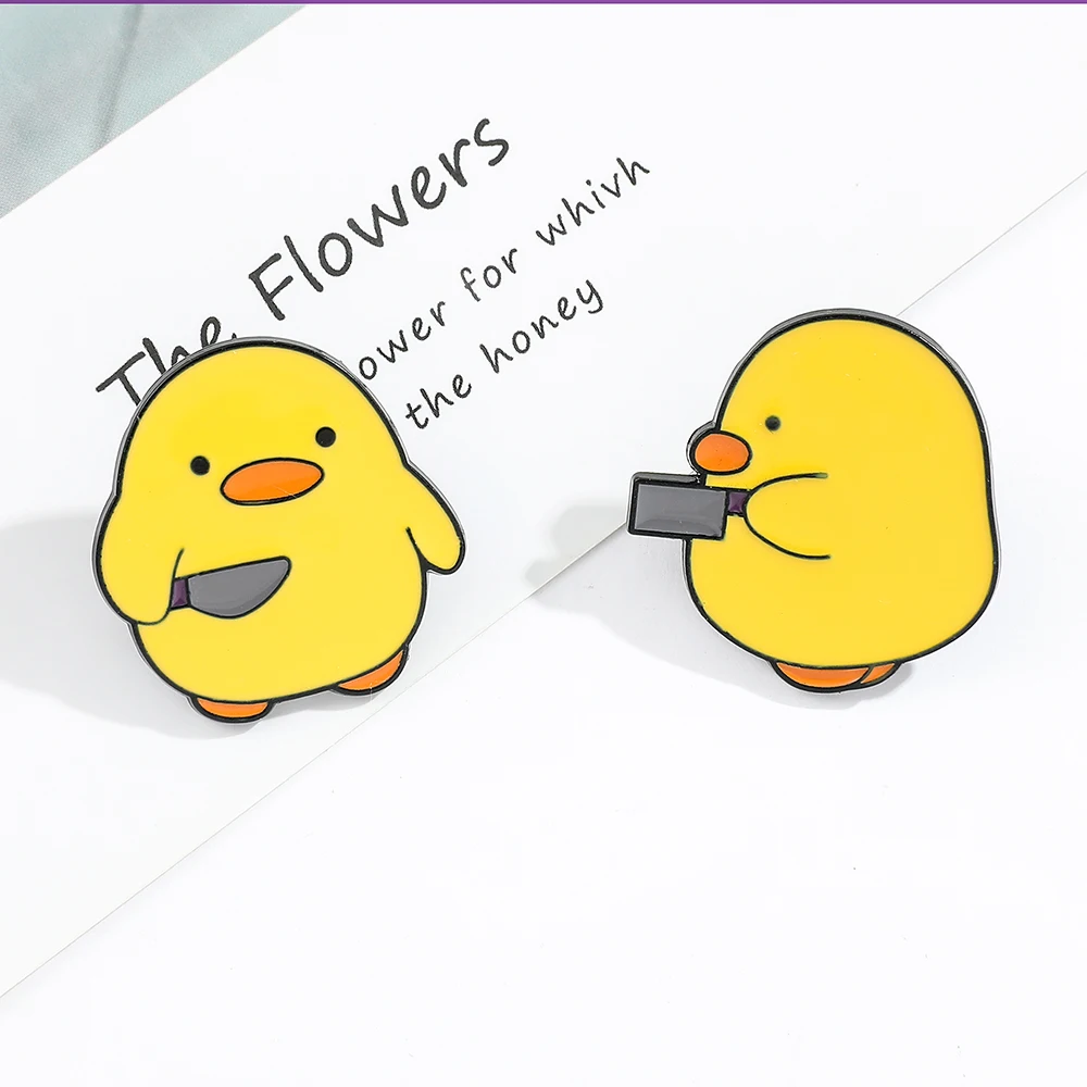 Брошь с изображением животных