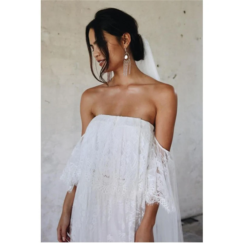 Женское летнее платье с открытыми плечами и коротким рукавом