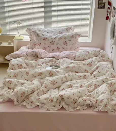 Комплект постельного белья из четырех предметов стираного хлопка с цветочным