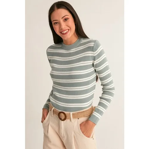 

Полосатый трикотажный свитер