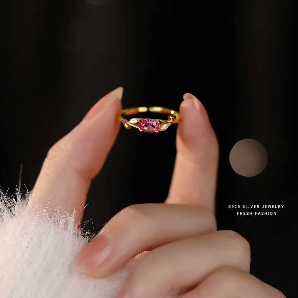 Женское кольцо с фианитами и листьями