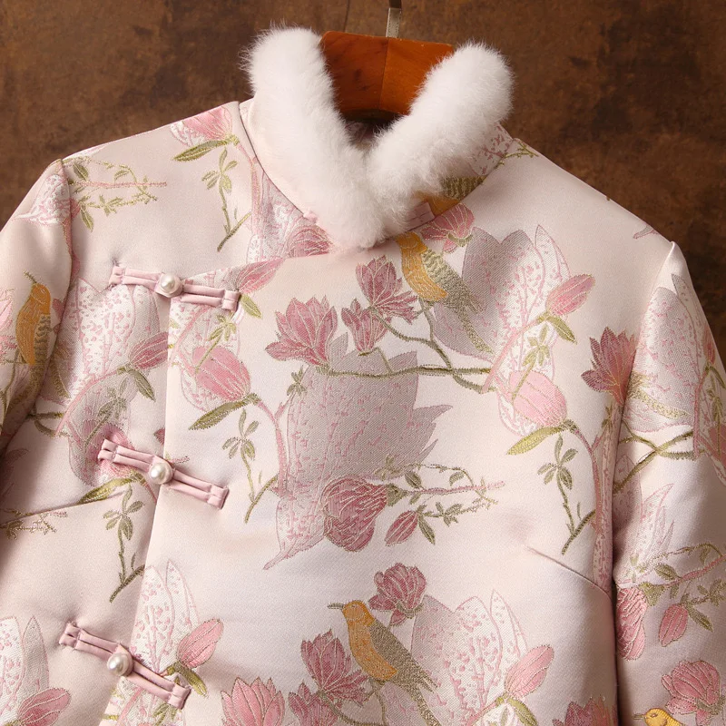 Женский зимний пуховик с цветочным узором
