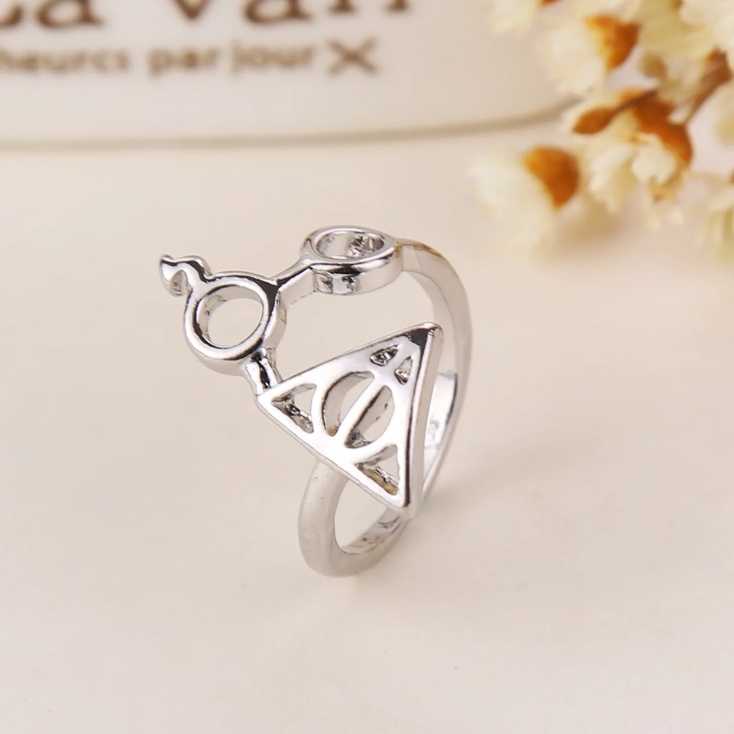 

Harriese Magician Boy Triangle Ring New Tourism Commemorative Zinc Alloy Glasses Ring Potters Creative Gift for Couples To Wear