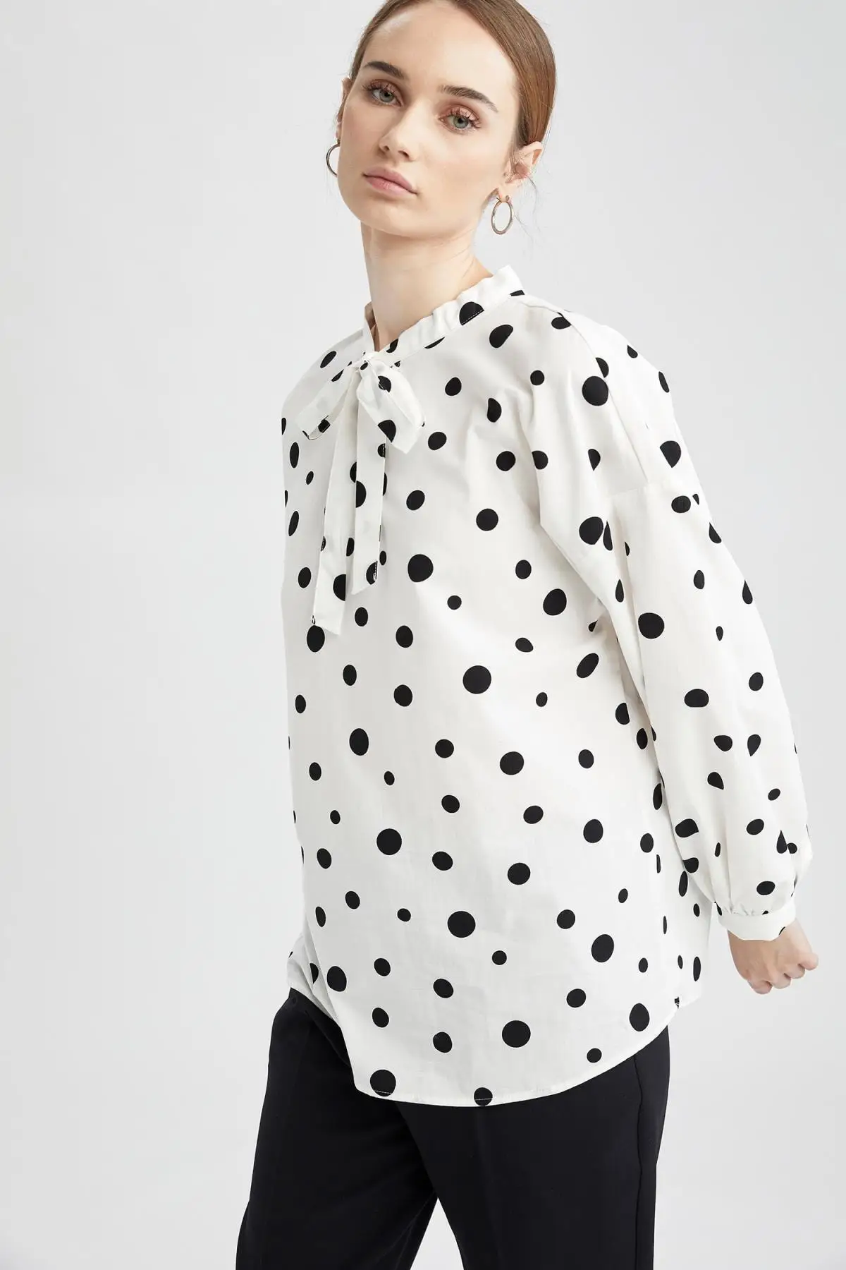 

Женская рубашка-туника из ткани поплин с большим узором и воротником-фуляром