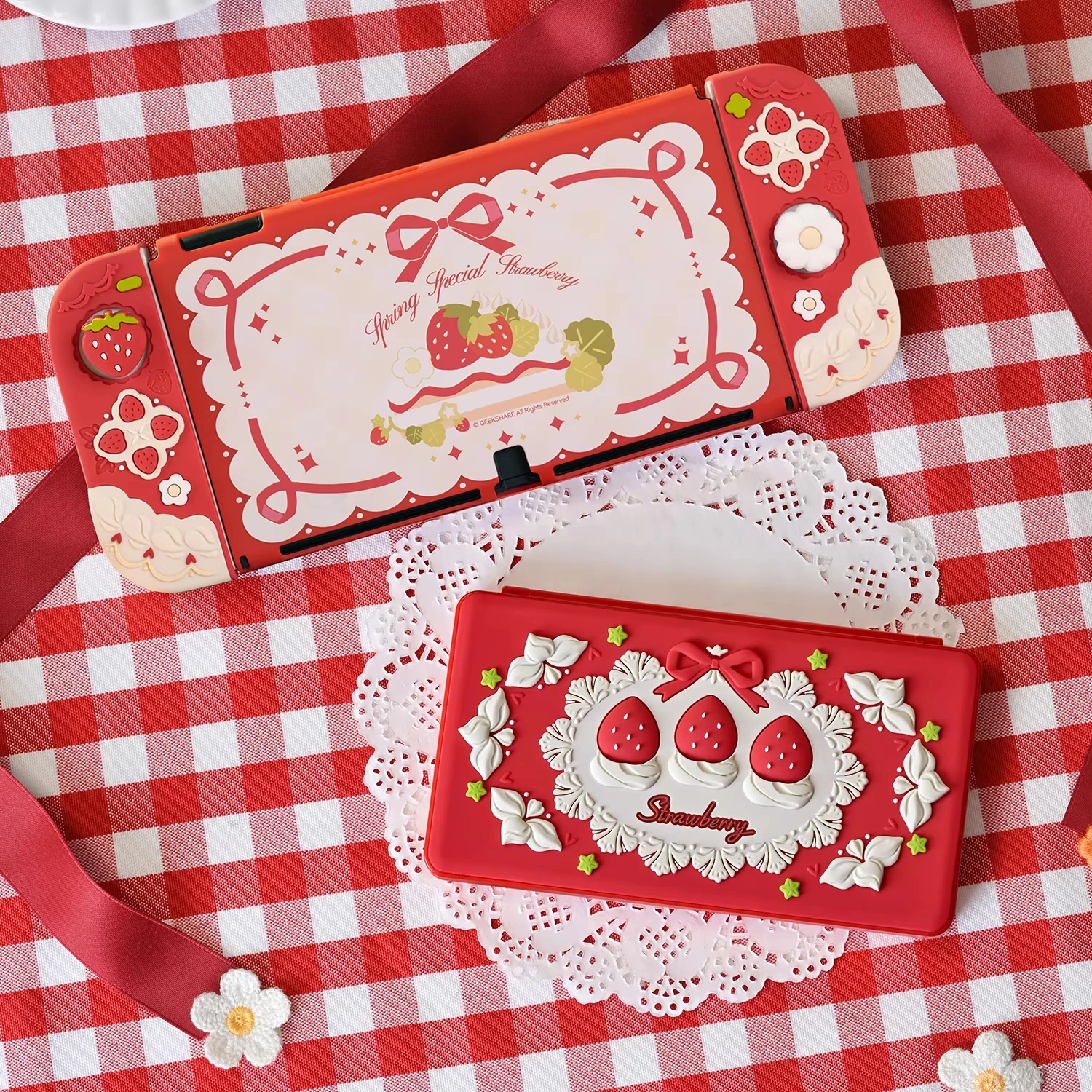 Фото Чехол GeekShare Spring Strawberries, совместимый с Switch 2 (2025), мягкий силиконовый защитный чехол NS2 с 2 накладками для джойстиков №3