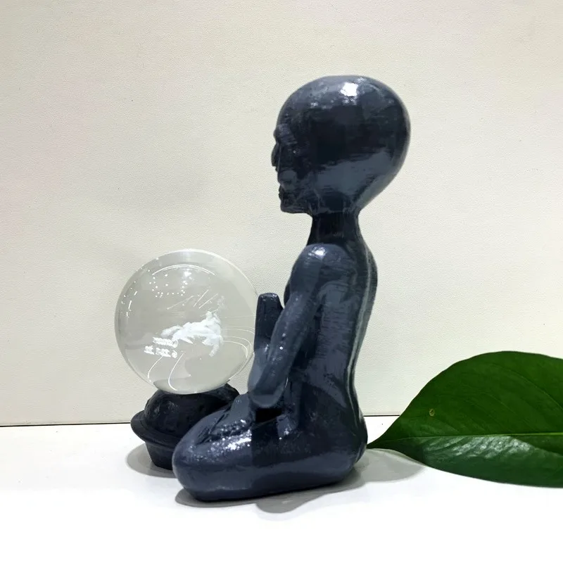 

Статуя инопланетянина из канифоли