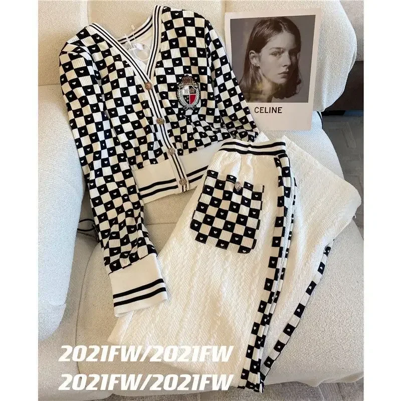 Женский брючный костюм в клетку черно-белый винтажный с V-образным вырезом и